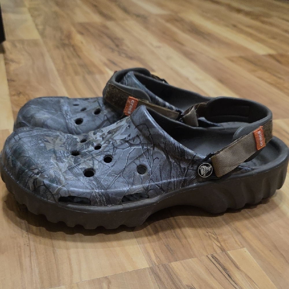 CROCS Men's Realtree Camouflage Clogs - Picture 3 of 6